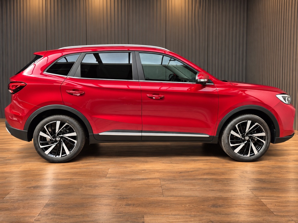 Rode SUV in stijlvolle showroom